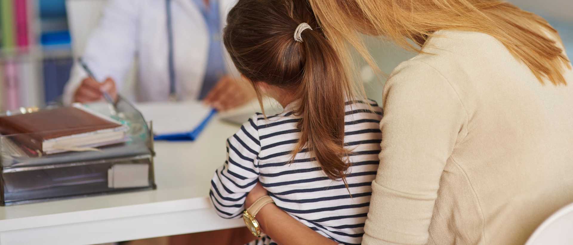 Kiedy warto udać się do gastrologa dziecięcego? Objawy i przebieg wizyty gastroenterologicznej