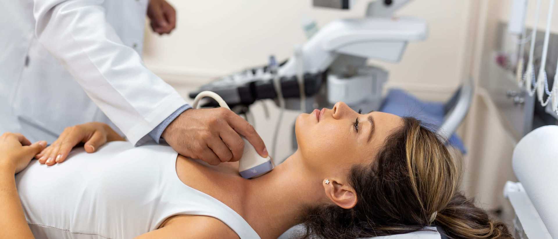 Jak wygląda badanie USG tarczycy z opisem, co zawiera wynik i kiedy jest zalecane? Wskazania do wykonania USG tarczycy | OpenMed