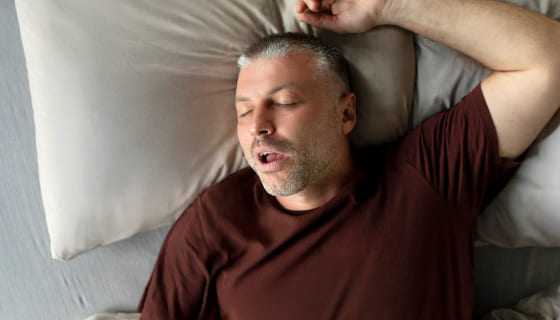 Chrapanie i obturacyjny bezdech senny – jak laryngolog może pomóc? Leczenie metodami laryngologicznymi