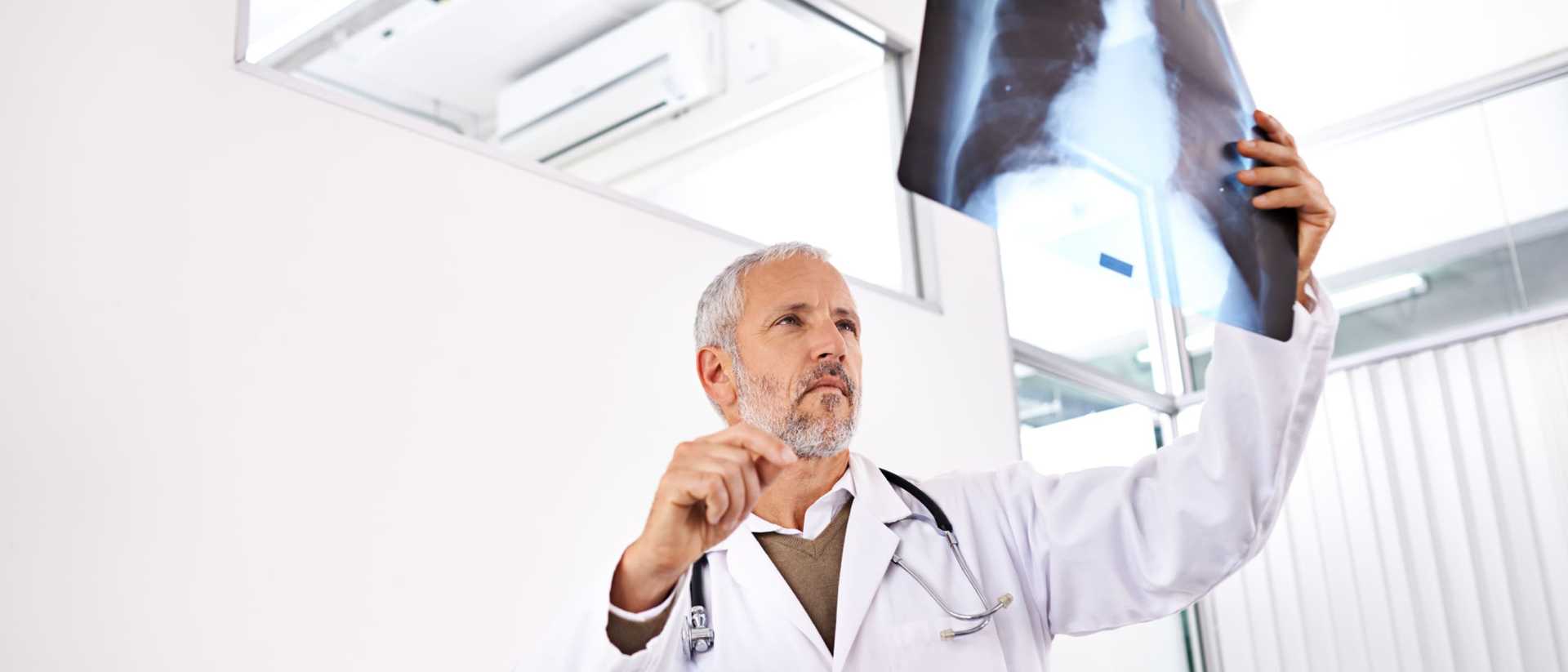 Torakochirurg – co leczy i jakie zabiegi wykonuje chirurg klatki piersiowej? Kiedy udać się do poradni chirurgii klatki piersiowej?