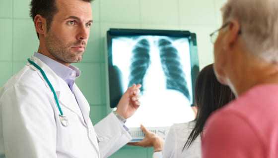 Płyn w opłucnej – przyczyny, diagnostyka i kiedy potrzebna jest konsultacja torakochirurga?