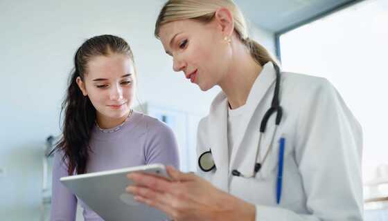 Pierwsza wizyta u ginekologa – jak przygotować córkę i dlaczego to ważne?