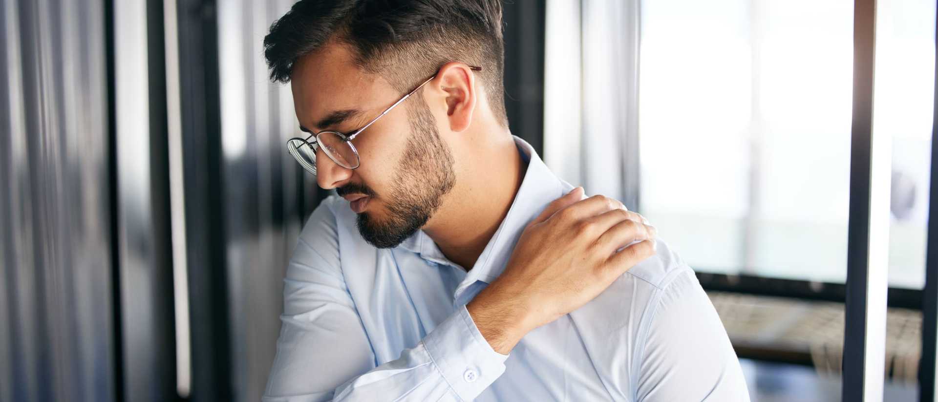 Ból barku promieniujący do ręki i szyi – bark czy kręgosłup? Co oznacza ból barku promieniujący do ręki i szyi?