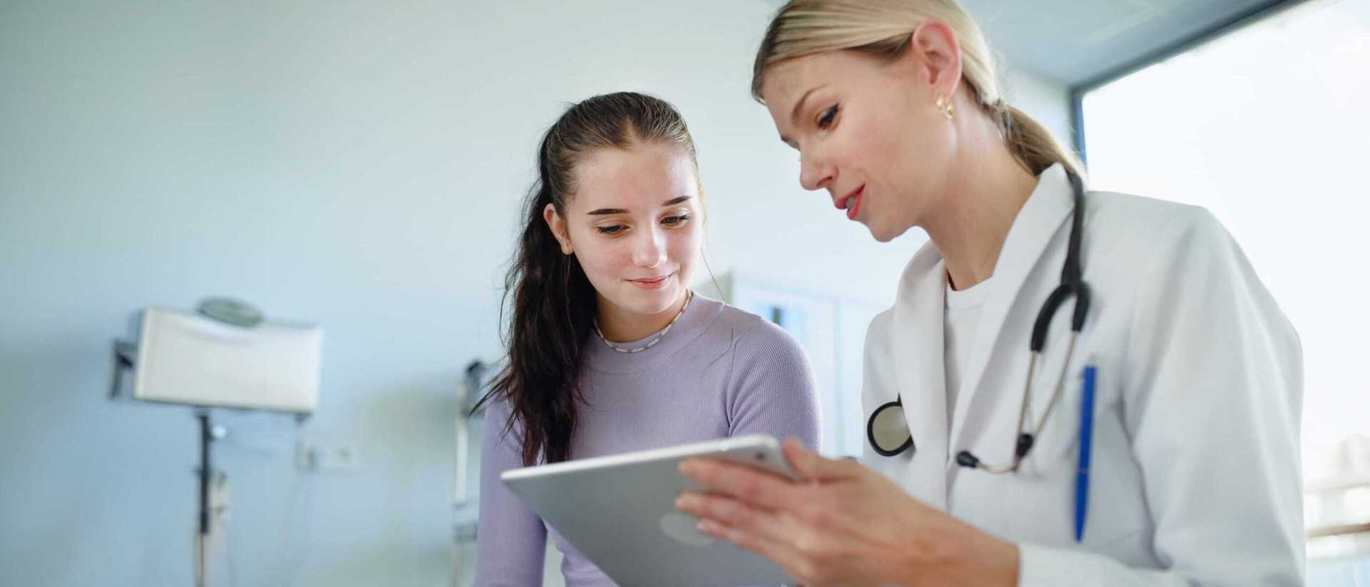 Pierwsza wizyta u ginekologa – jak przygotować córkę i dlaczego to ważne?