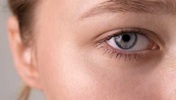 Opadające powieki – kiedy to problem funkcjonalny i kiedy rozważyć blefaroplastykę?