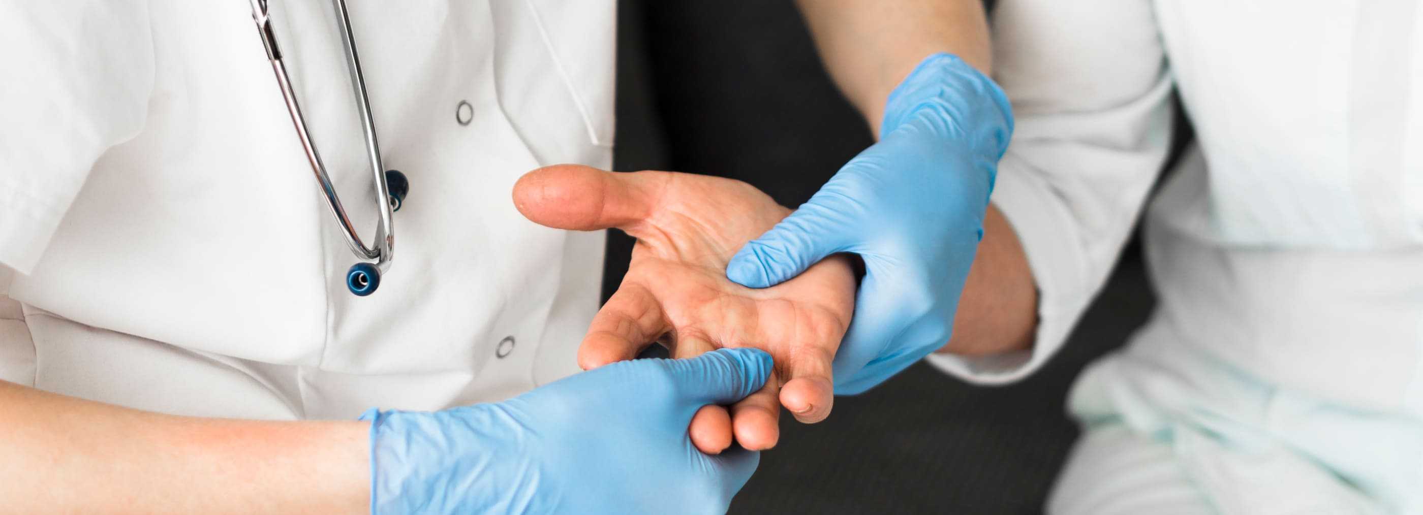 Operacja palca trzaskającego Warszawa | OpenMed Centrum Medyczne