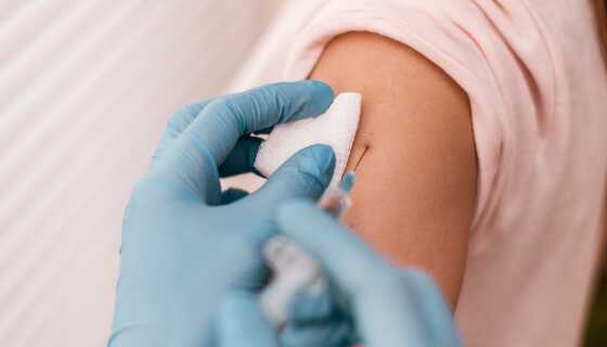 Szczepienie HPV u dorosłych – gdzie i jak się zaszczepić? Fakty i mity o szczepionce przeciwko wirusowi brodawczaka ludzkiego.