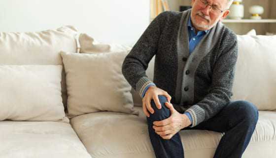 Ból stawu kolanowego po wysiłku – kiedy problem może dotyczyć chrząstki? Najważniejsze informacje o uszkodzeniu chrząstki stawowej kolana.