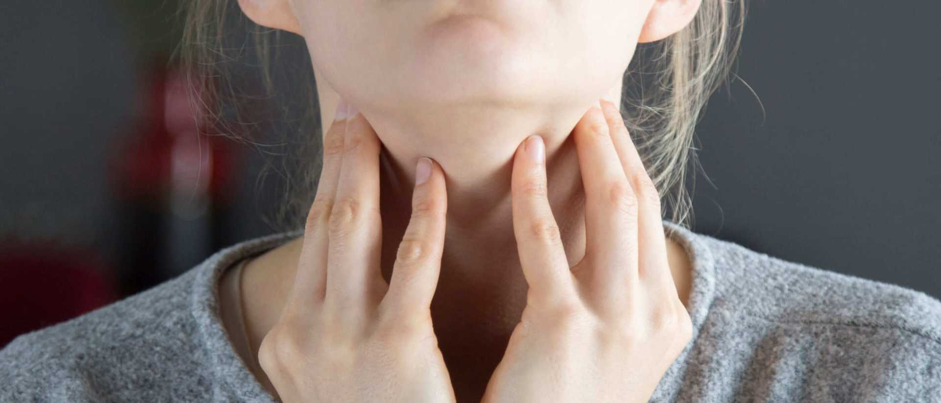 Uczucie ciała obcego w gardle – kiedy do laryngologa?