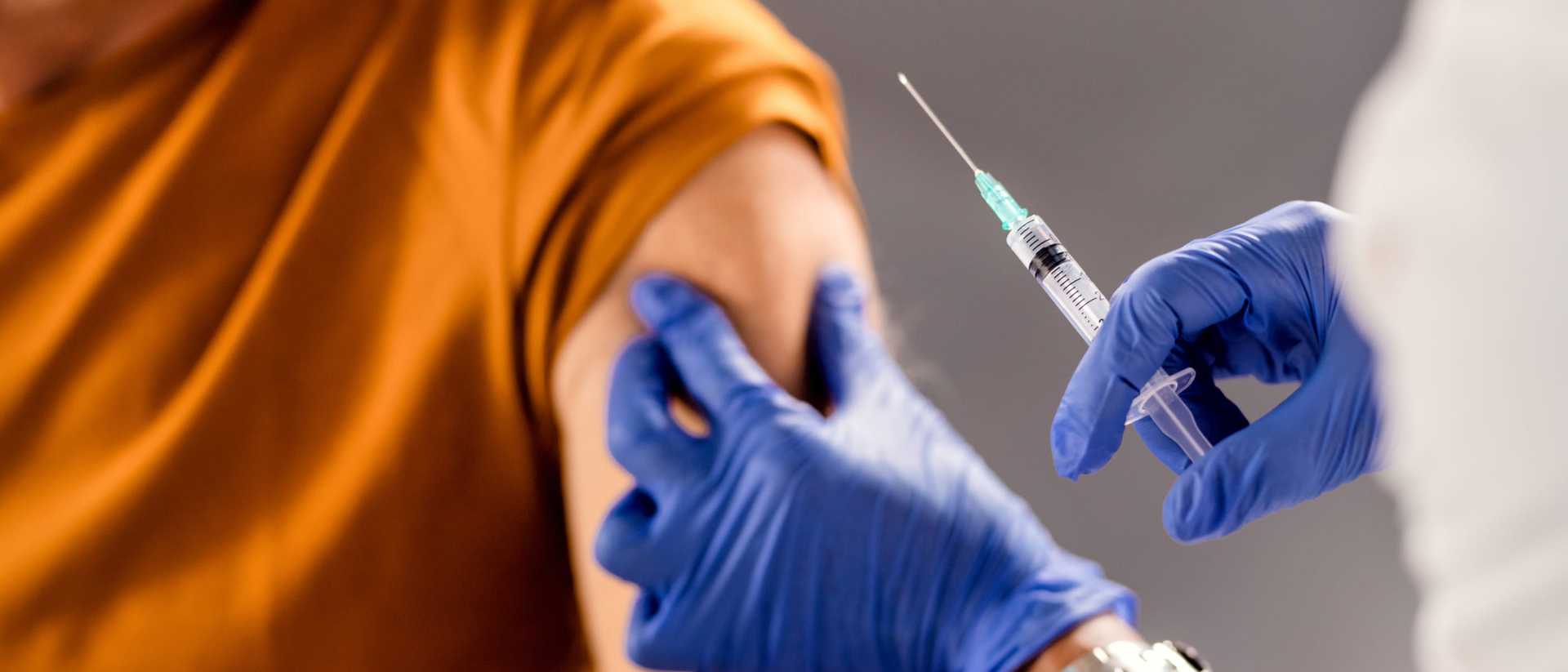 Szczepienie przeciw kleszczowemu zapaleniu mózgu – kto powinien je rozważyć? Z ilu dawek się składa i jak wygląda schemat ochrony?