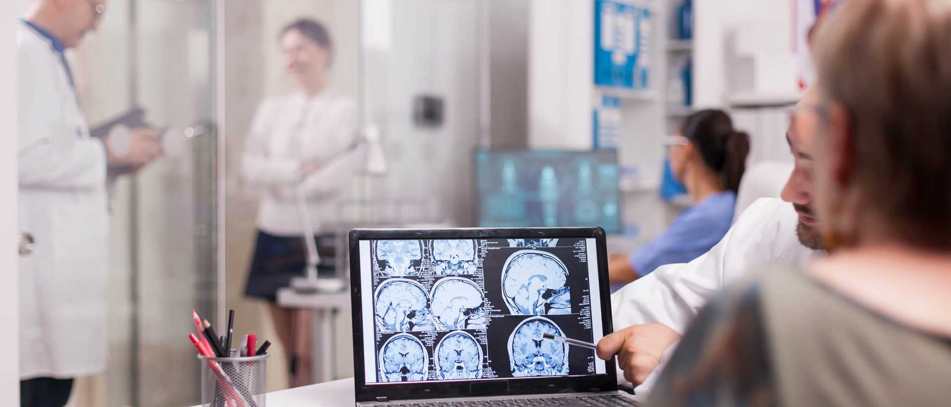 Kiedy udać się do neurochirurga? Objawy i choroby wymagające interwencji chirurgii nerwowej - poradnik